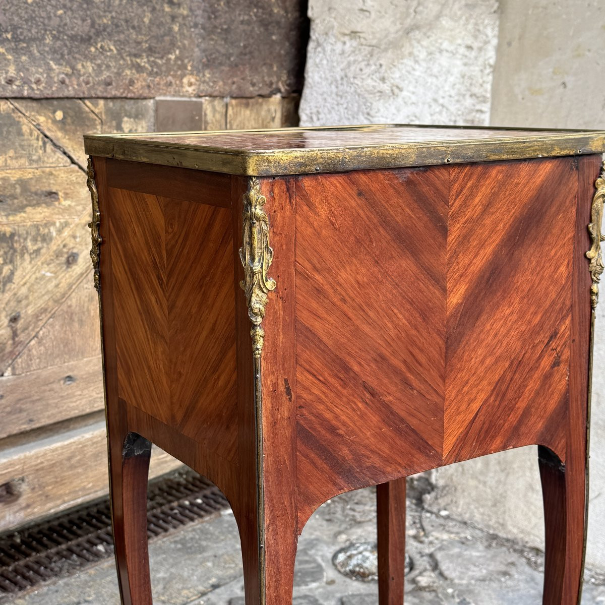 Between Two Furniture-photo-4