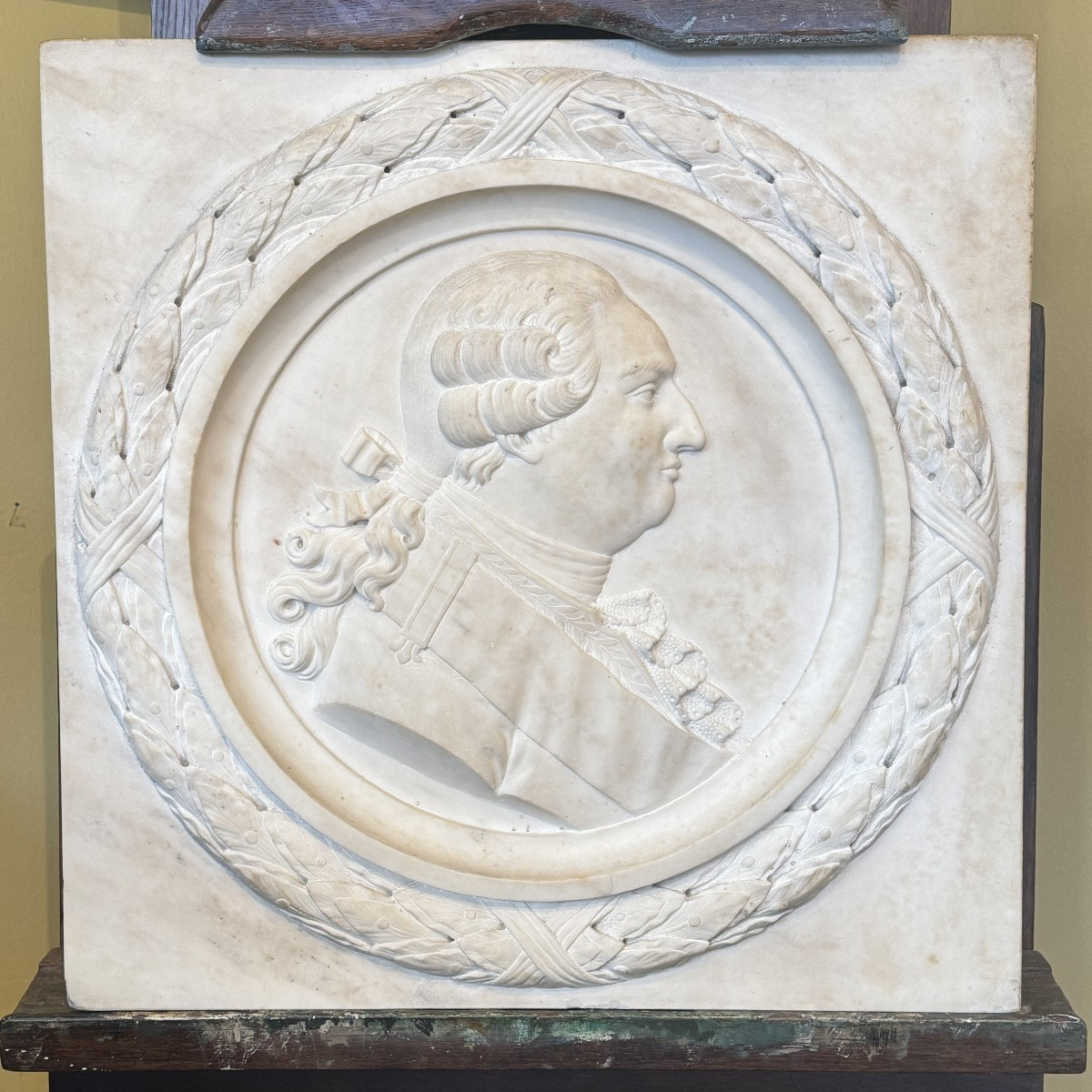 Médaillon profil de Louis XVI en marbre de carrare-photo-2