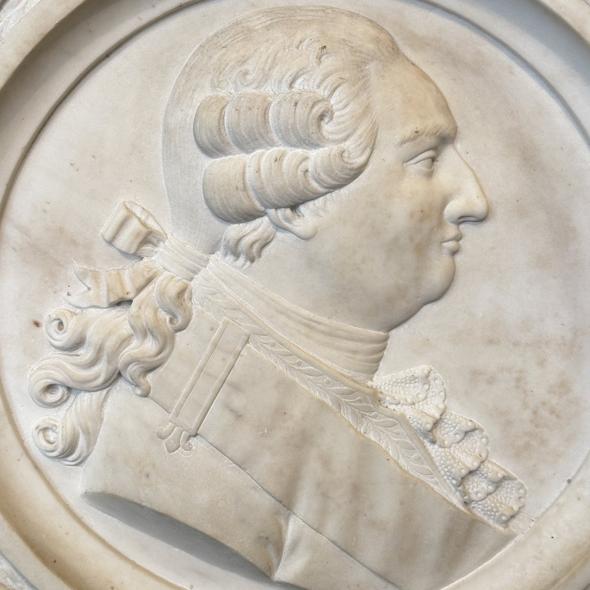 Médaillon profil de Louis XVI en marbre de carrare-photo-3