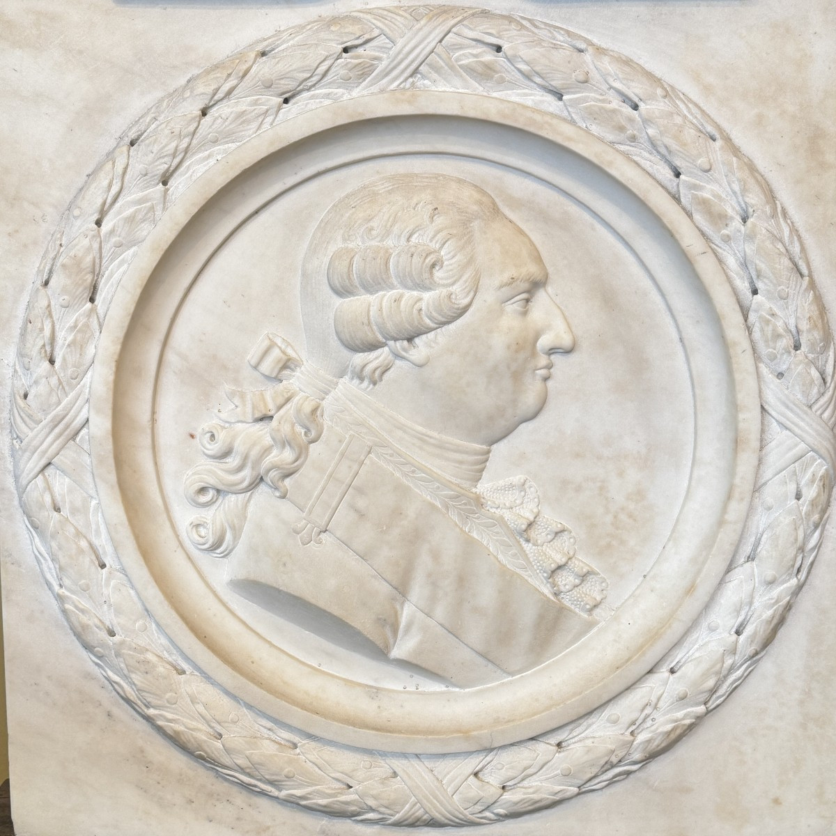 Médaillon profil de Louis XVI en marbre de carrare