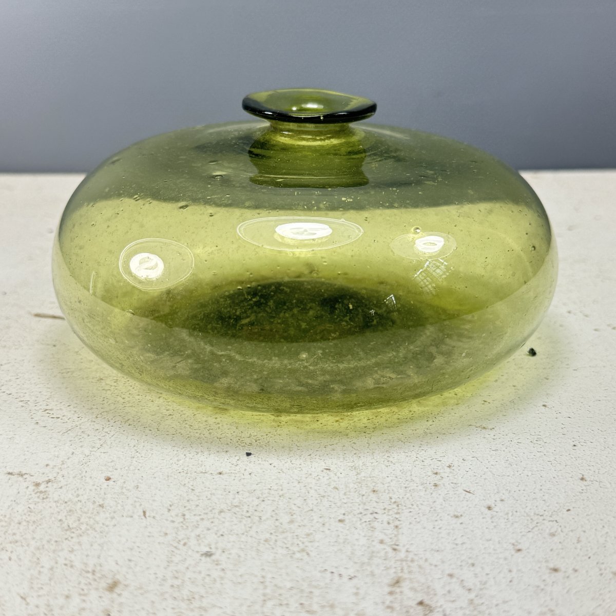 Lampe à huile en verre soufflé vert olive époque 18ème