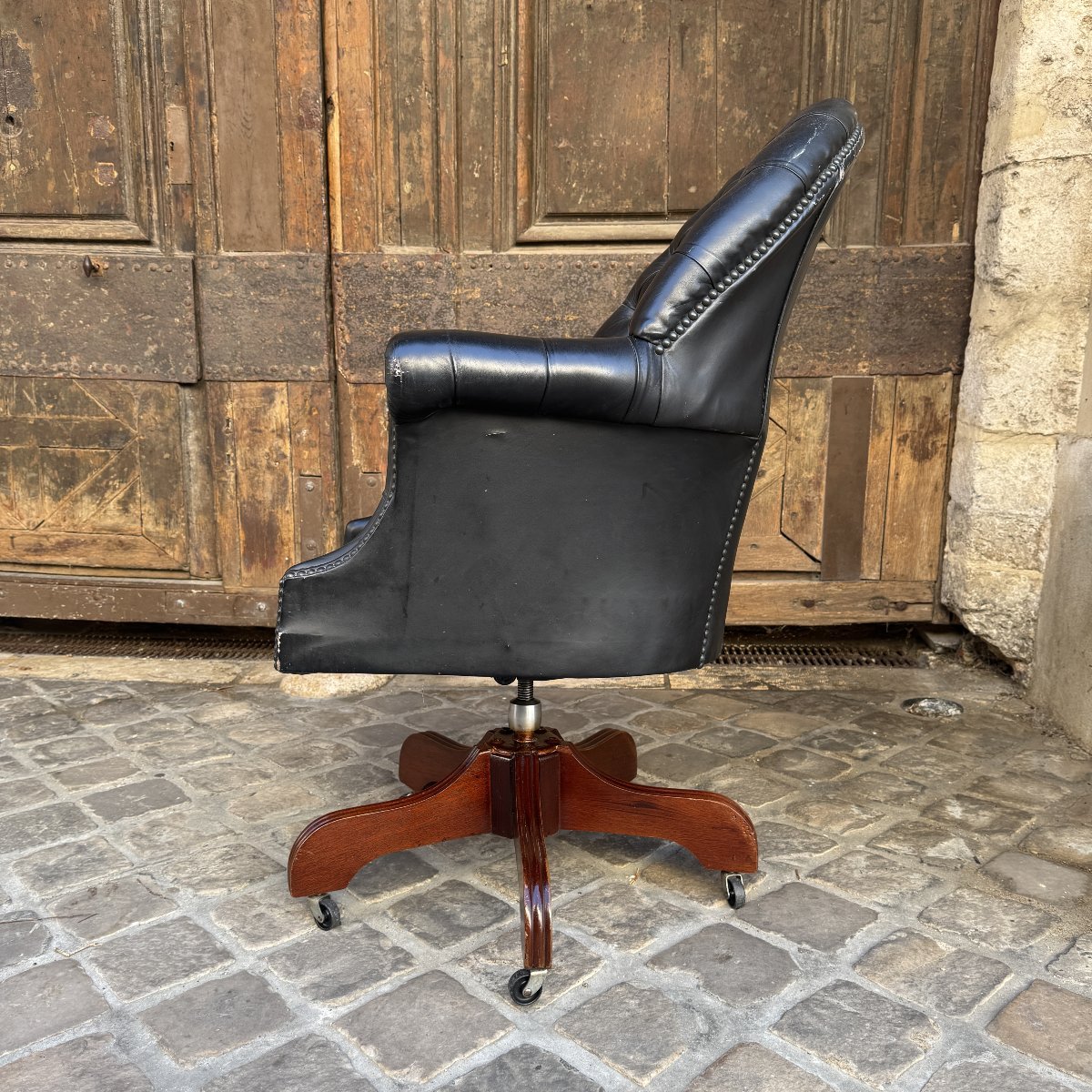 Black Leather Upholstered Office Chair-photo-1