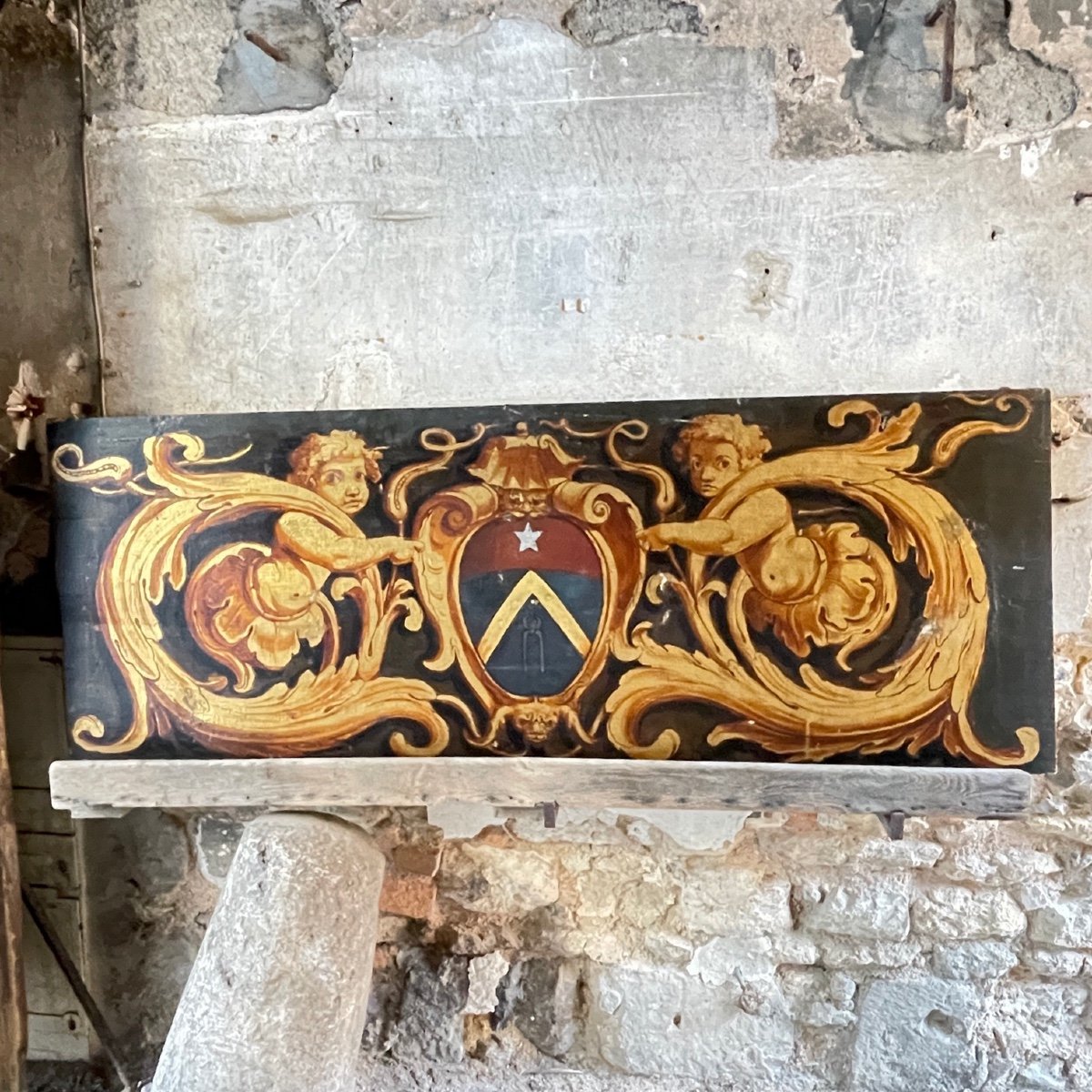 Boiserie Au Coat Of Arms At The Star
