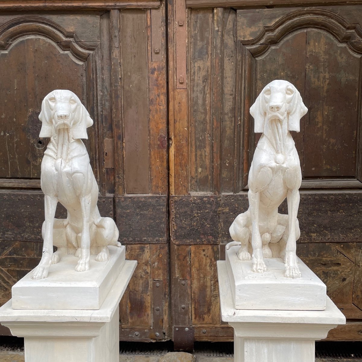 Paire De Chiens En Bois Sur Socle-photo-1