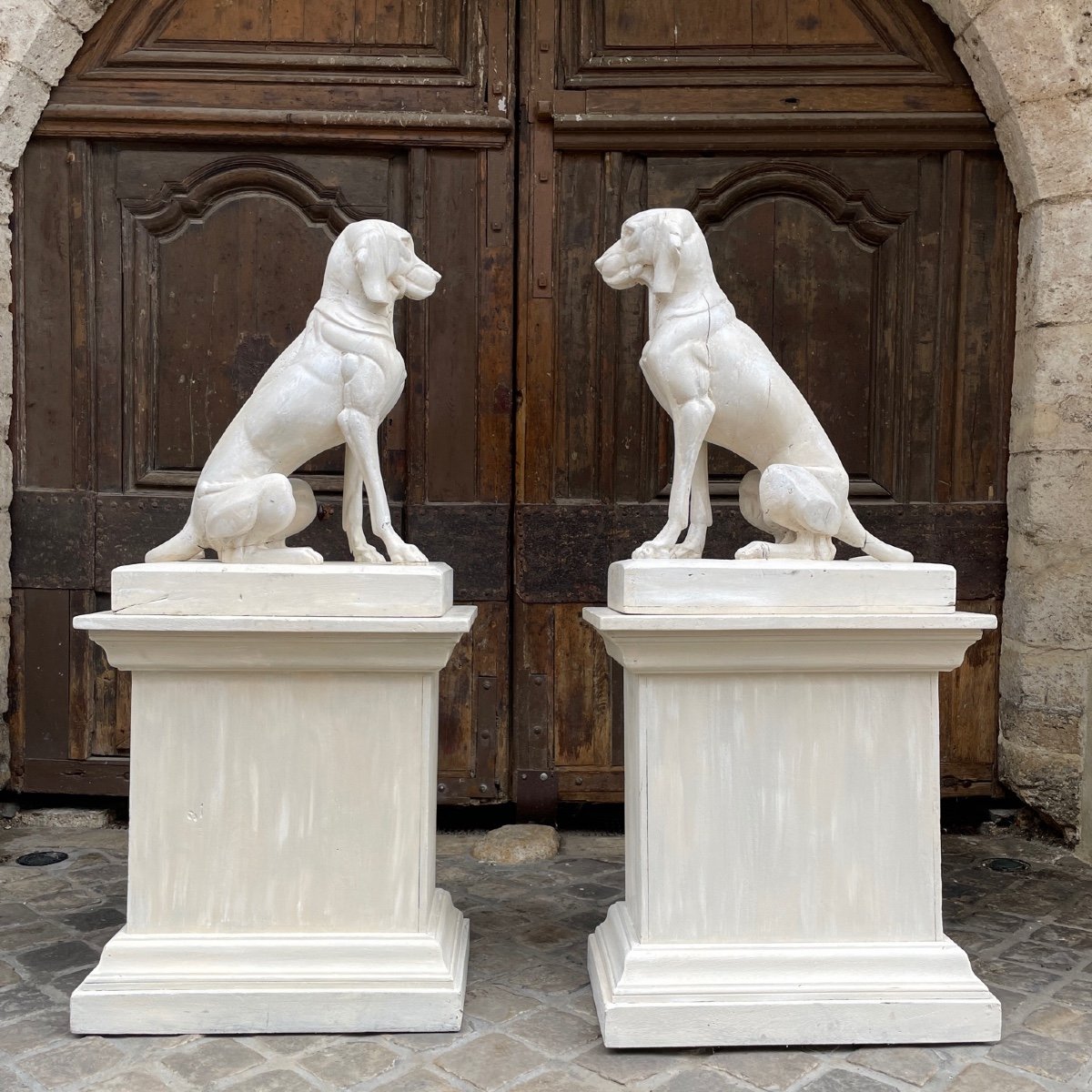 Paire De Chiens En Bois Sur Socle