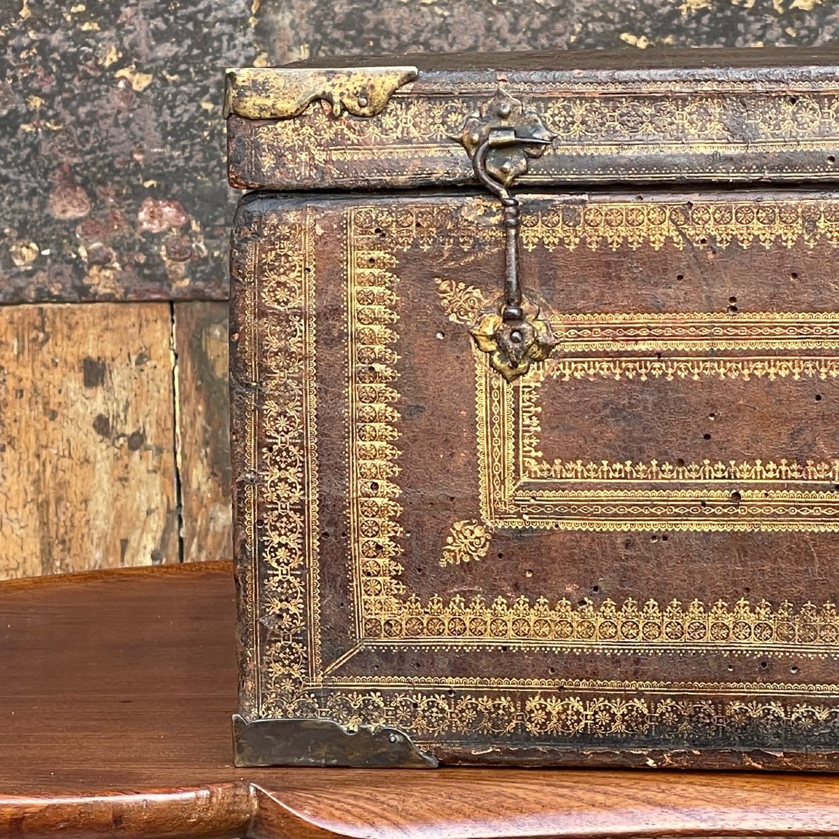 17th Century Leather And Metal Box-photo-3