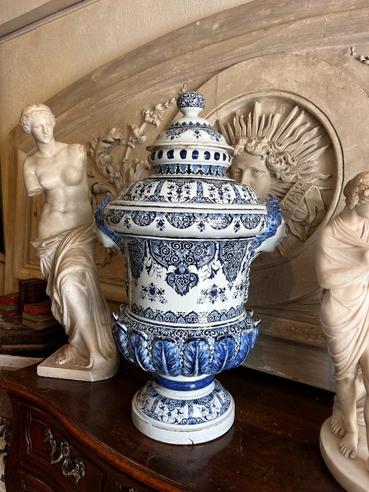 Grande citerne à eau en céramique vernissée blanc et bleu  