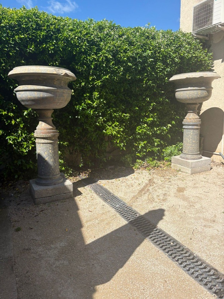 Grande paire de vasques de jardin en marbre sur colonnes