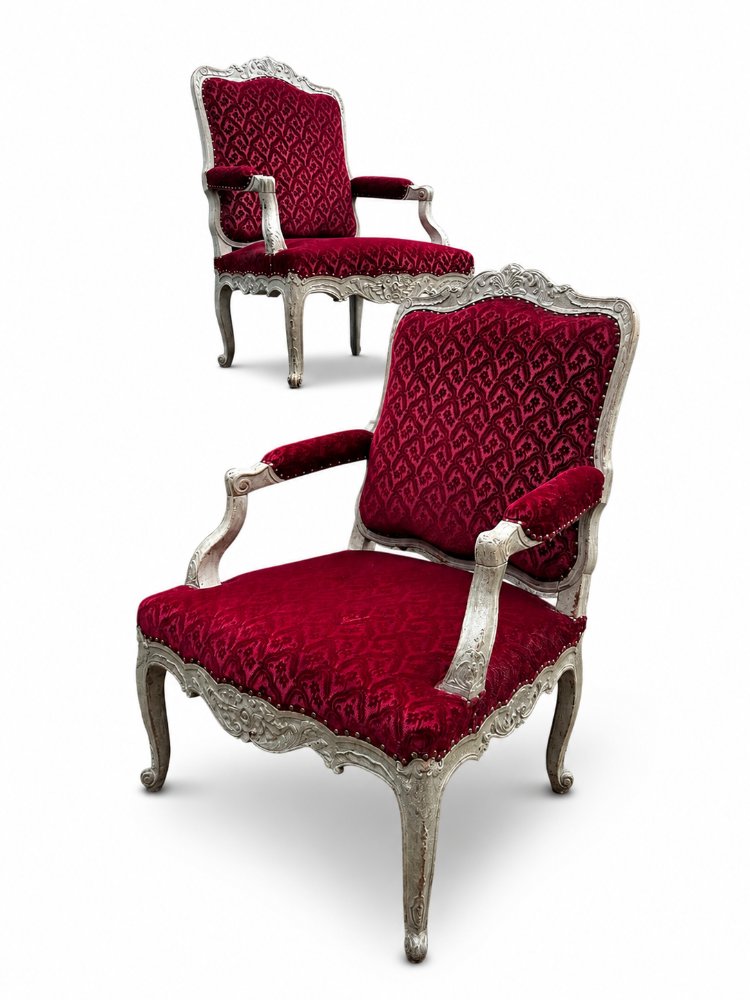 Paire de fauteuils recouvert d'un velours rouge gauffré