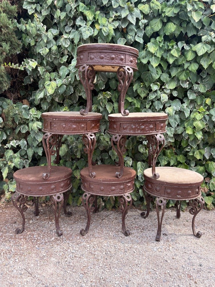 Suite de six tabourets en fer forgé