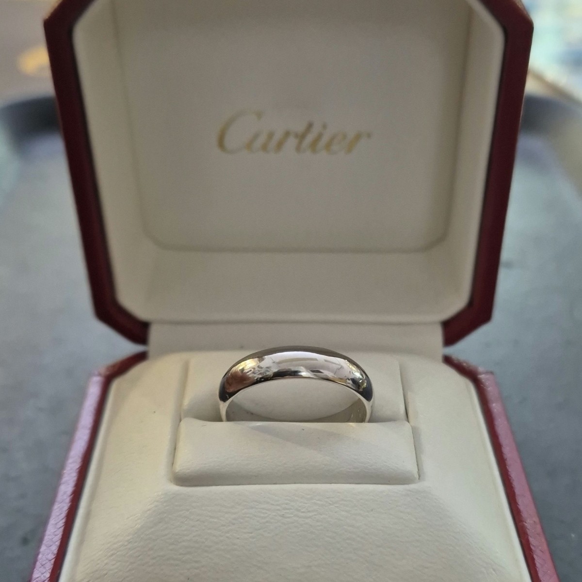 Anneau Signé Cartier En Platine Avec Boîte
