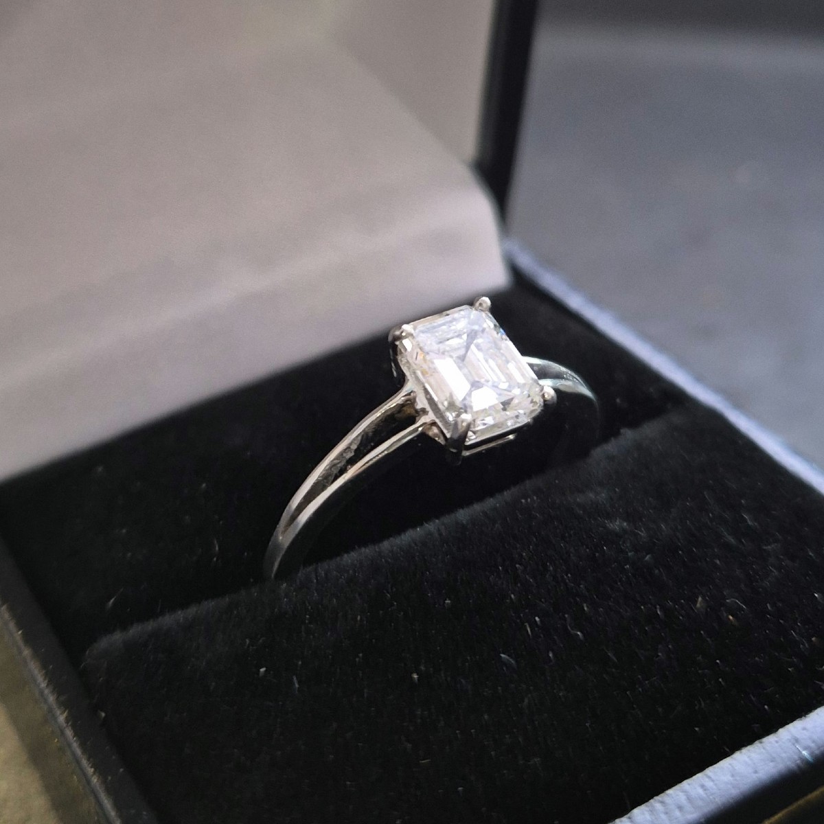 Bague solitaire diamant 1 carat taille émeraude-photo-3