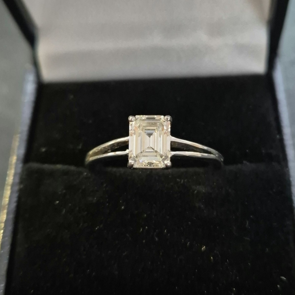 Bague solitaire diamant 1 carat taille émeraude