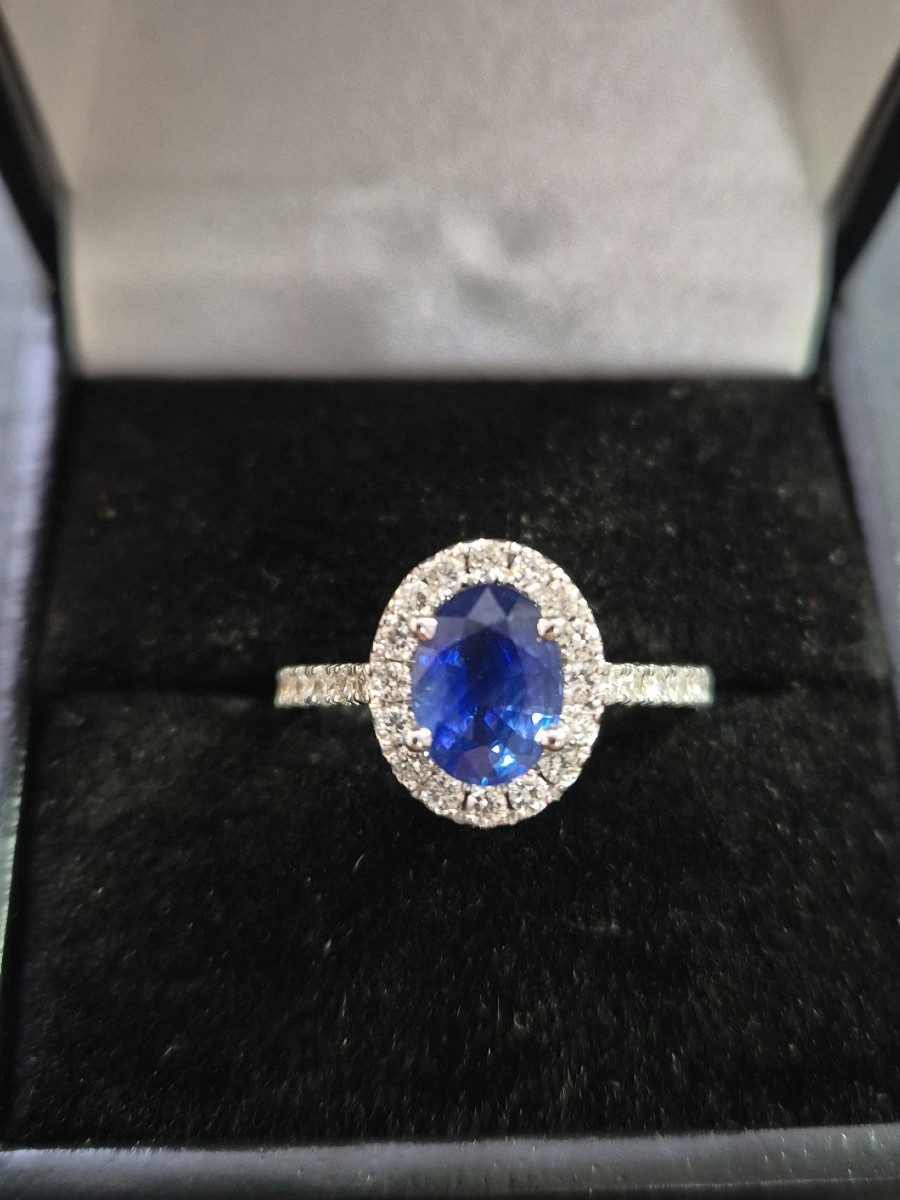 Bague entourage saphir diamants