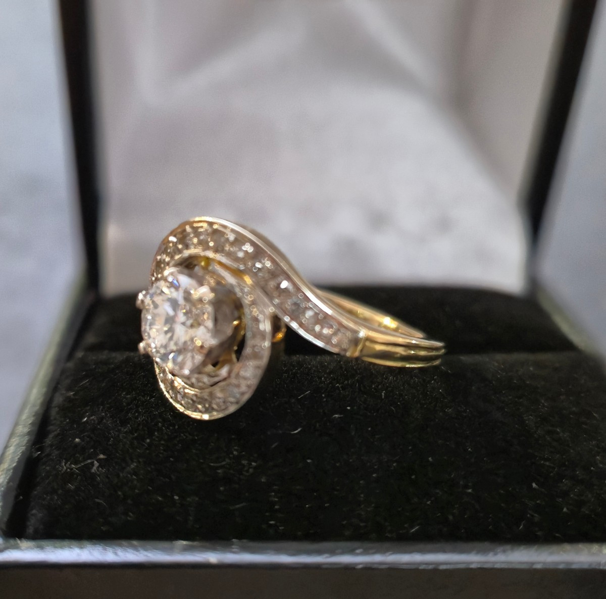 1930s Swirl Ring In 18kt Gold With Old-cut Diamonds-photo-4