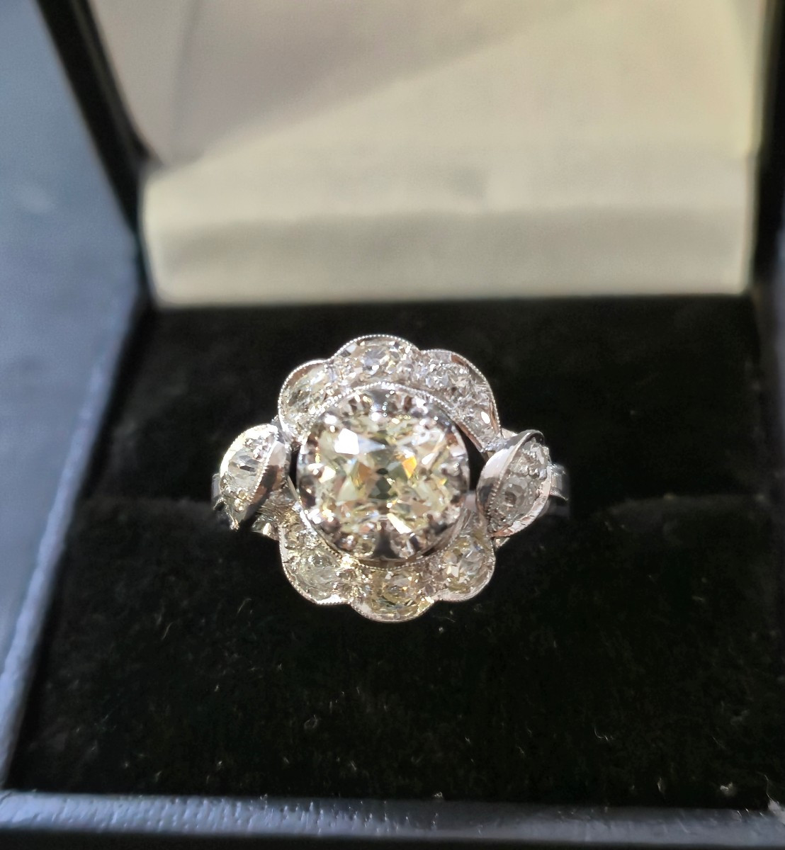 Art Deco Ring In White Gold And Diamonds