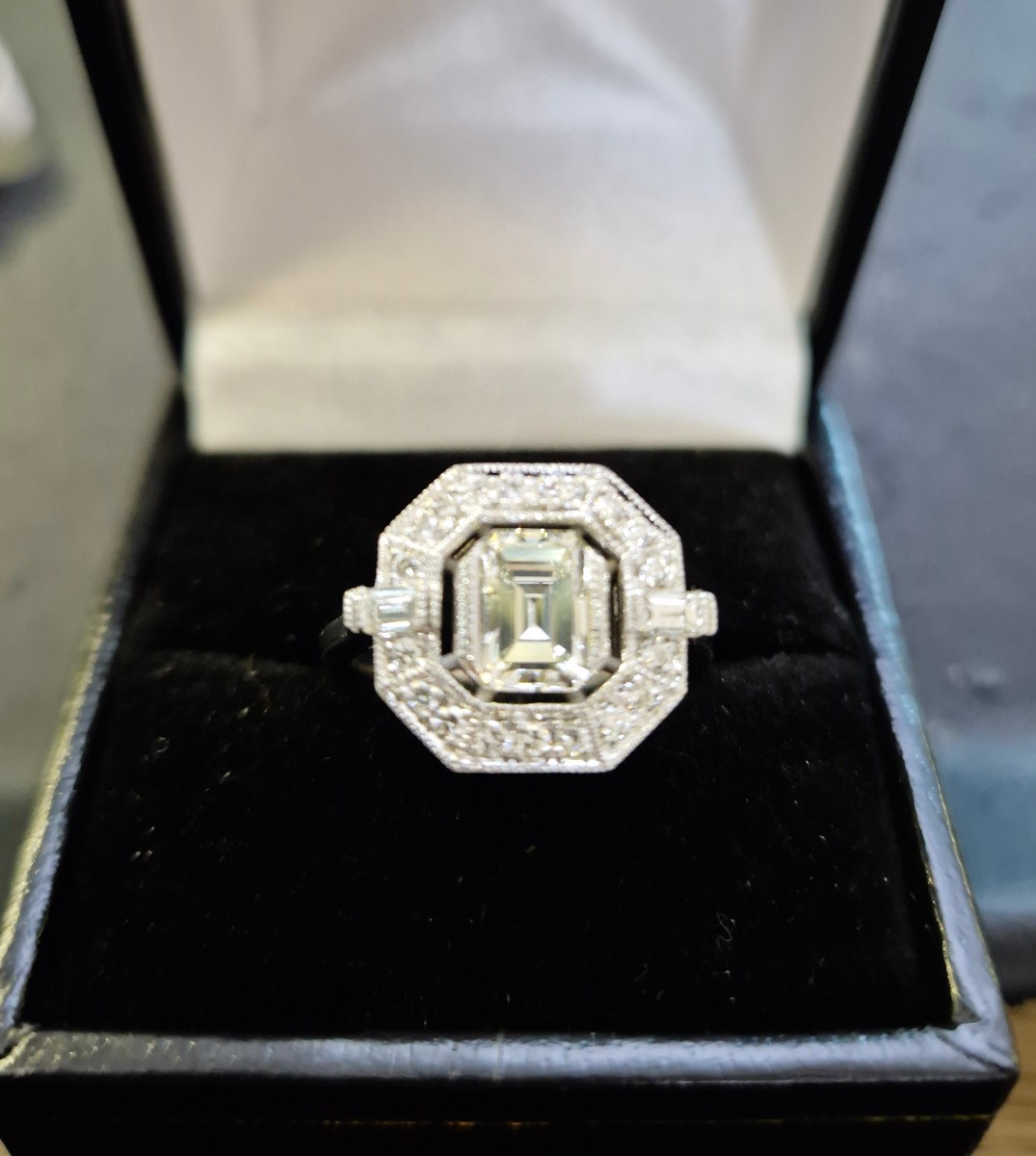 Une bague style art déco diamants