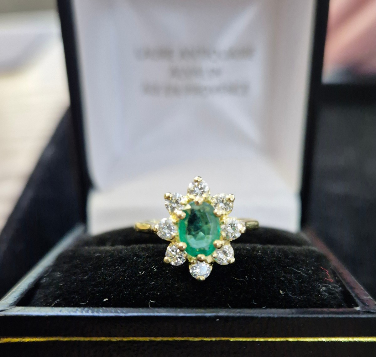 Bague entourage émeraude diamants or jaune-photo-1