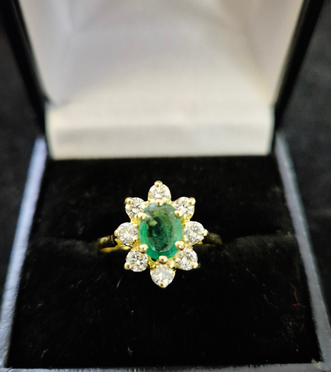 Bague entourage émeraude diamants or jaune
