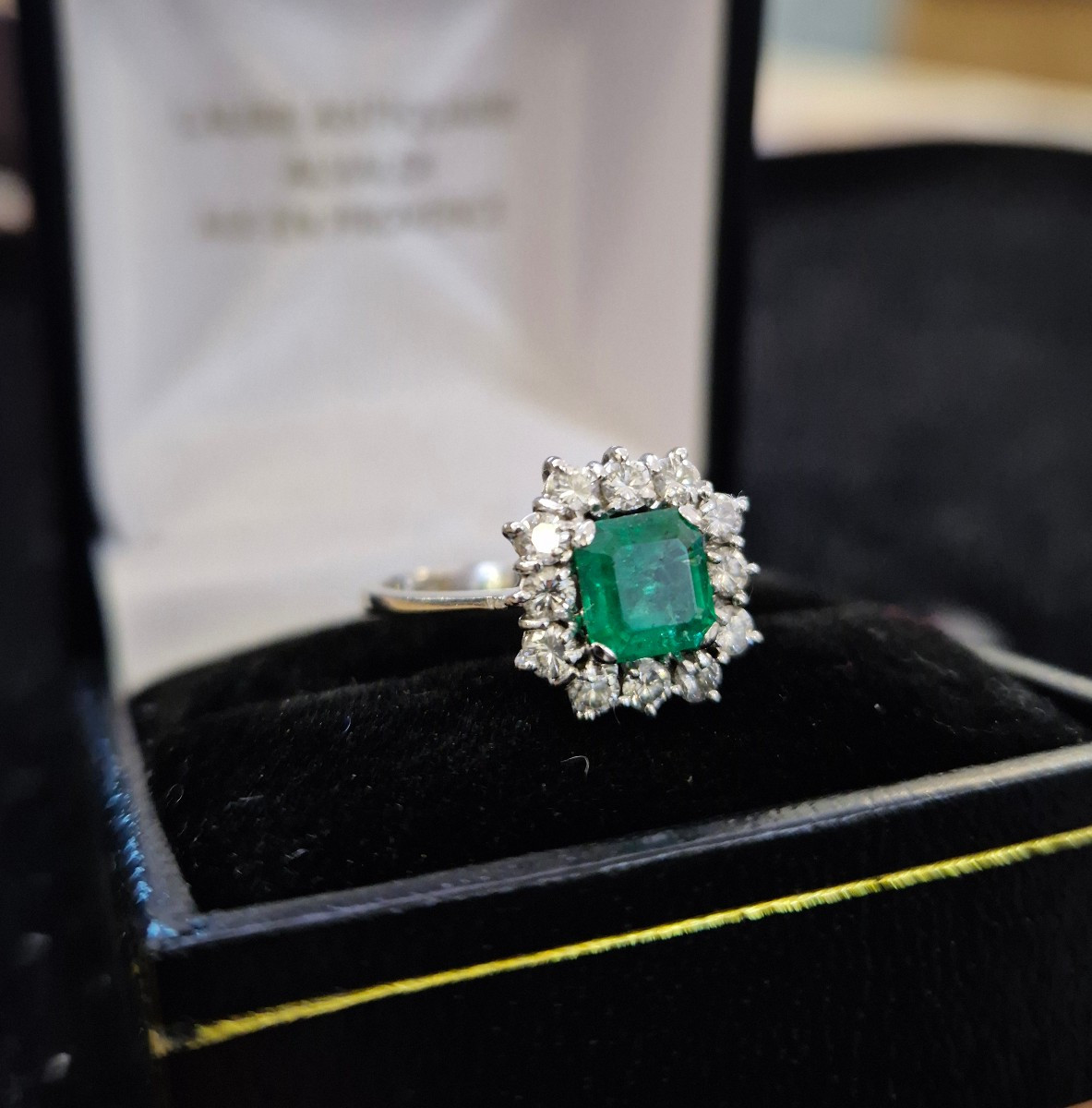 Bague entourage émeraude diamants or blanc-photo-2