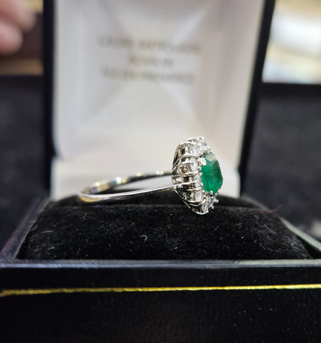 Bague entourage émeraude diamants or blanc-photo-3
