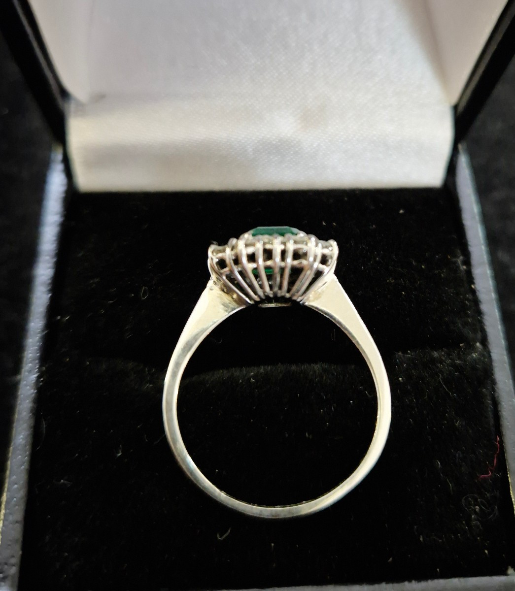 Bague entourage émeraude diamants or blanc-photo-4