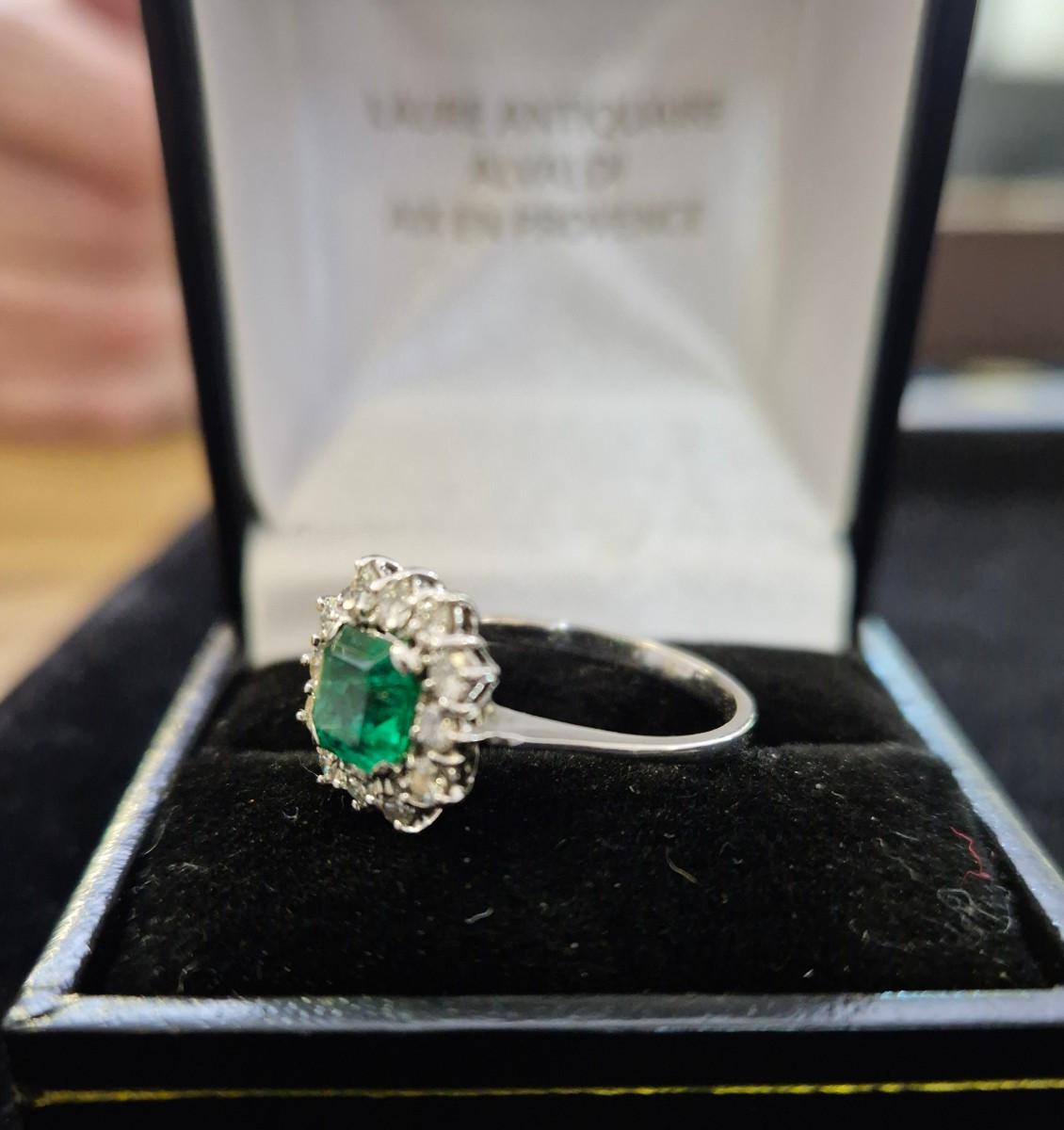 Bague entourage émeraude diamants or blanc-photo-1