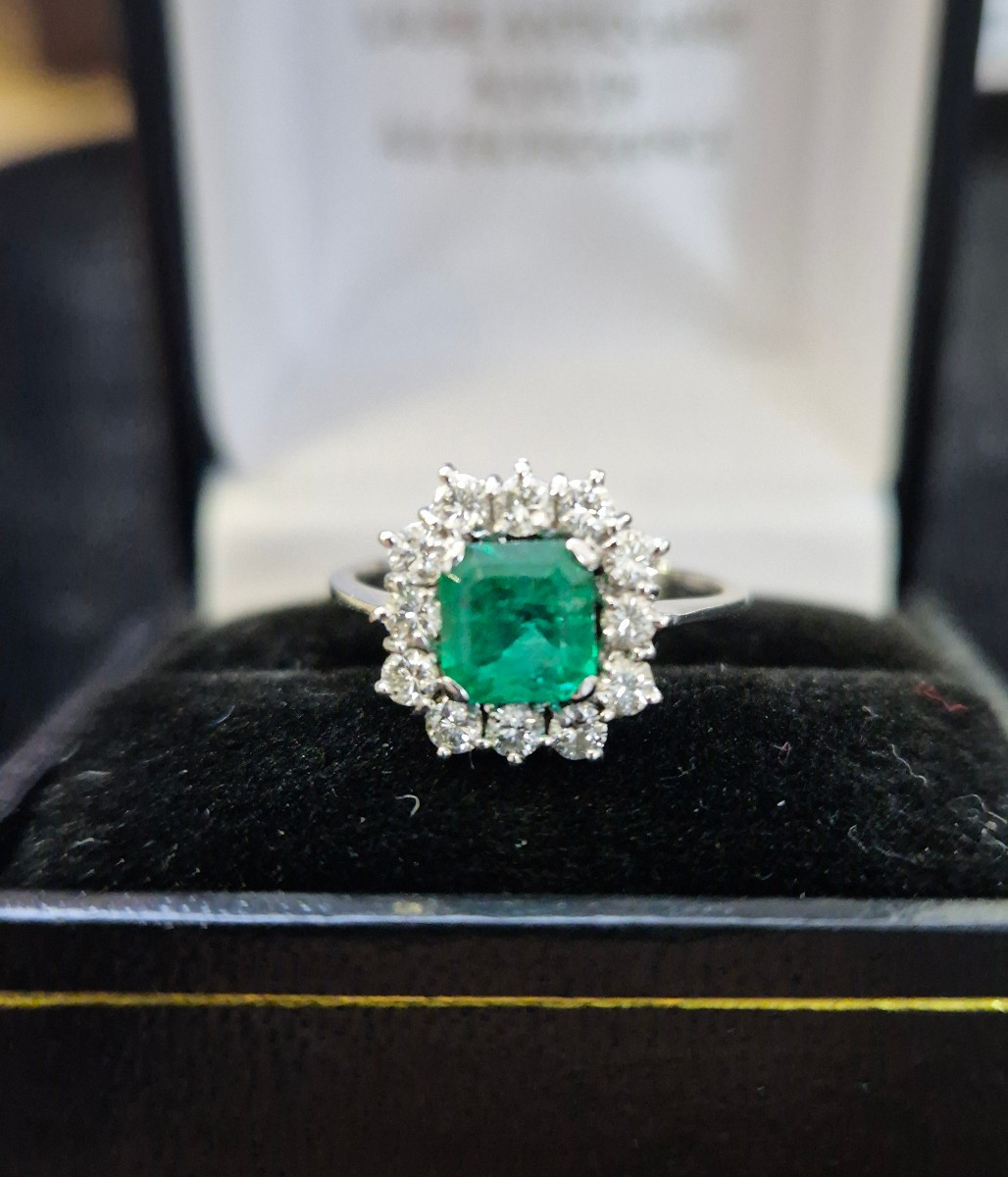 Bague entourage émeraude diamants or blanc