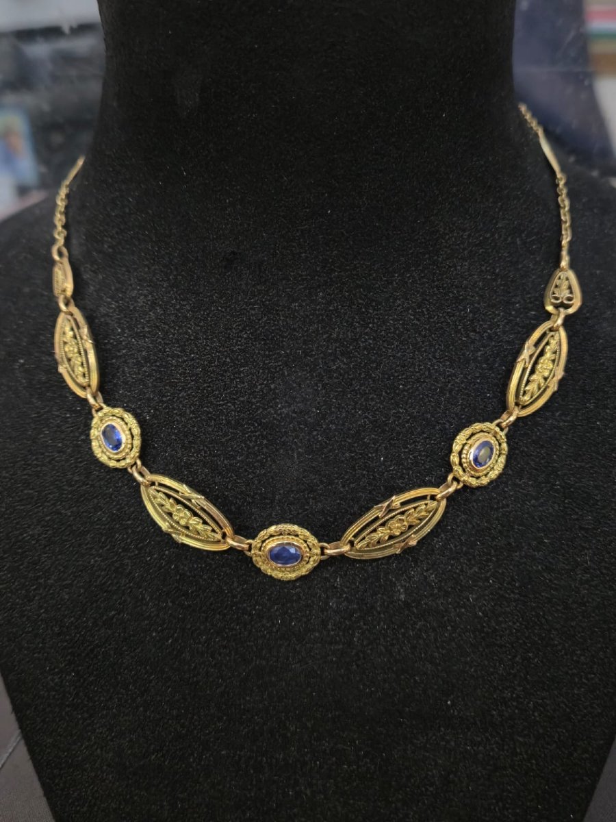 Collier draperie d'époque en or jaune et saphirs naturels 