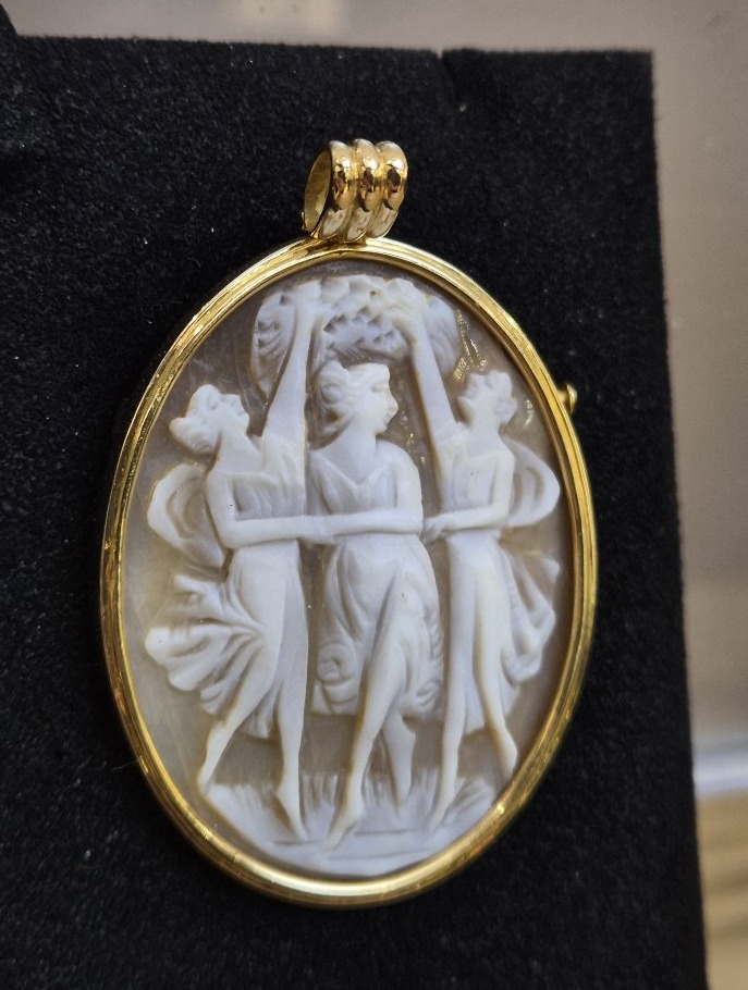 Broche camée or 18kts et nacre