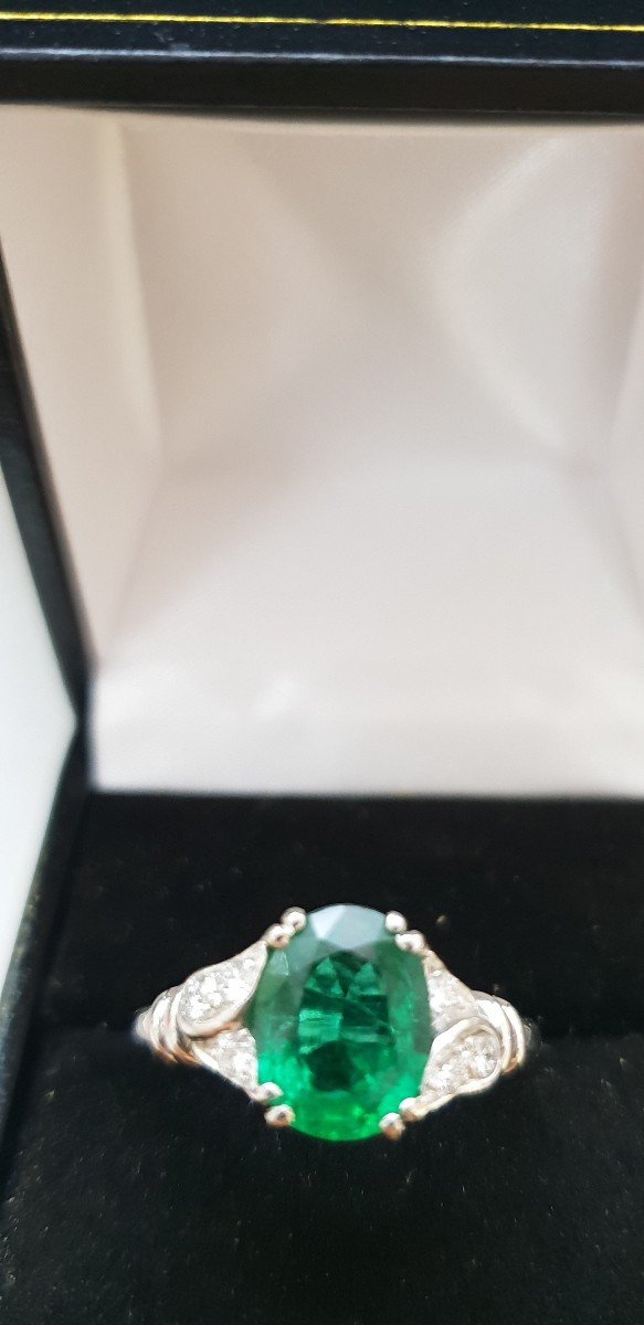 750 Thousandths White Gold Ring Set With A 2.02 Carat Emerald.-photo-3