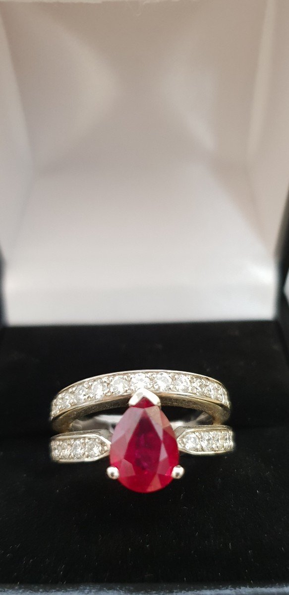 Bague Or Gris 750 Millièmes Sertie D’un Rubis Exceptionnel Taille Poire De 2,20 Carats 