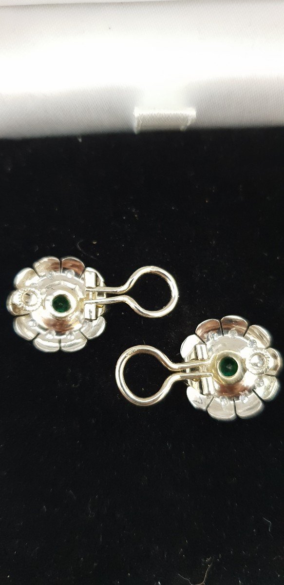 Boucles D’oreille En Platine Motif Floral, Serties D’émeraudes Totalisant 0,50 Carat, Epoque Années 70-photo-4