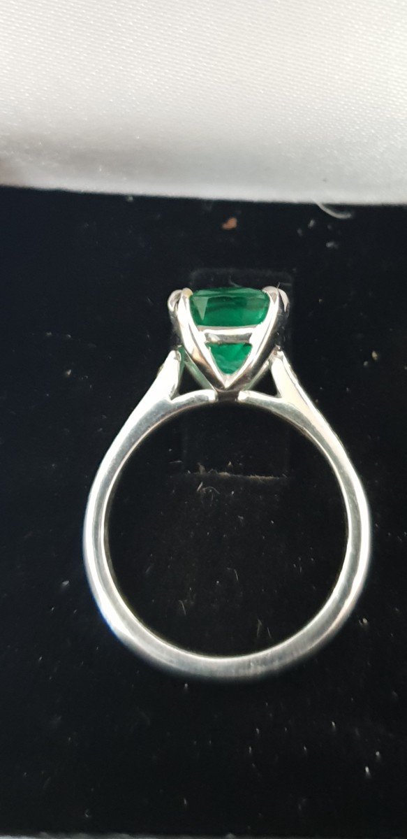 Bague Or Gris Ornée D’une Belle émeraude De Forme Coussin Années 2000-photo-3