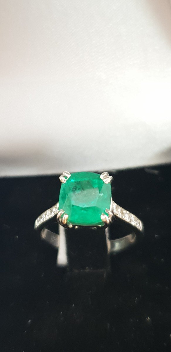 Bague Or Gris Ornée D’une Belle émeraude De Forme Coussin Années 2000