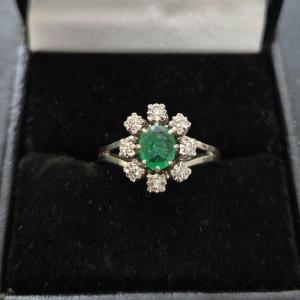 Bague entourage émeraude diamants