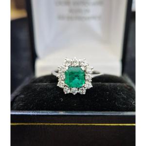 Bague entourage émeraude diamants or blanc