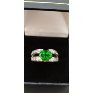 750 White Gold And Tsavorite Ring