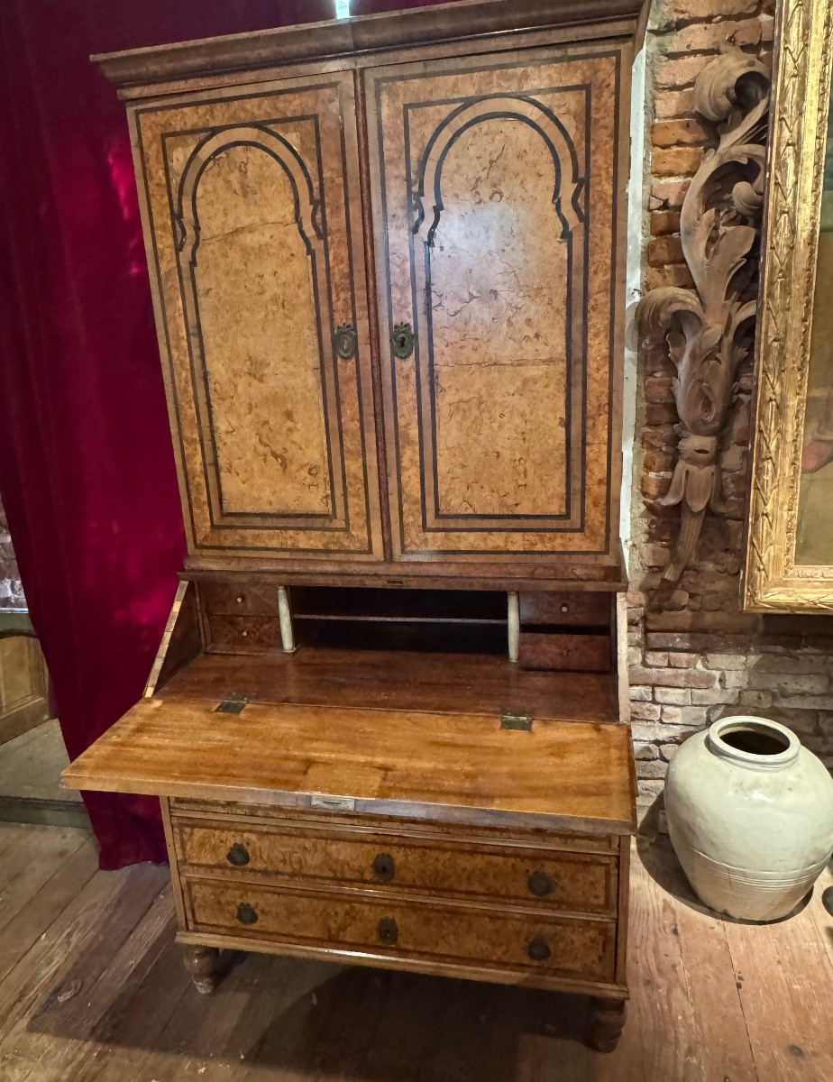 Cabinet en  ronce de noyer