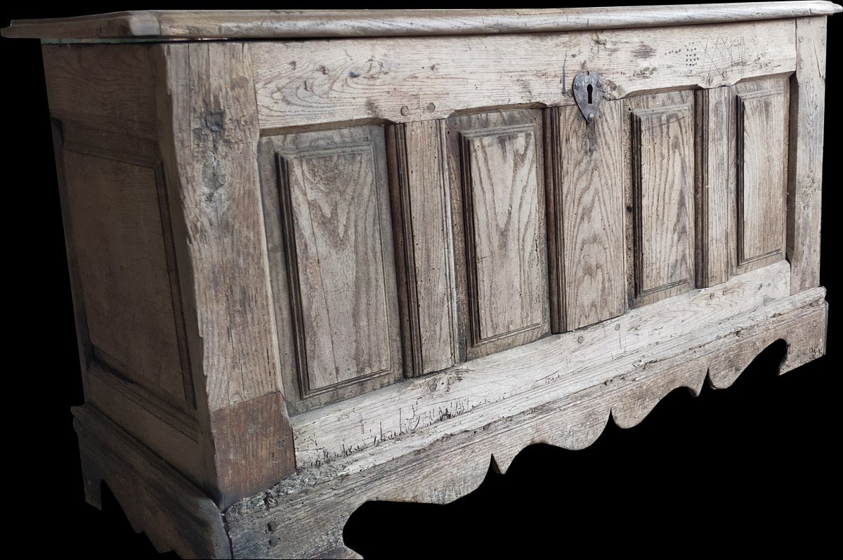 Old 18th Century Chest In Oak Woodwork-photo-3