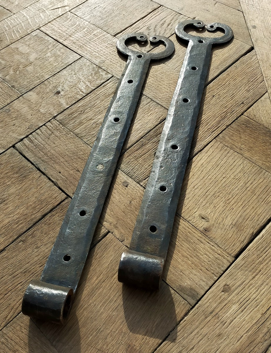 7 paires de pentures anciennes XVIIIème en fer forgé pour volets ou portes