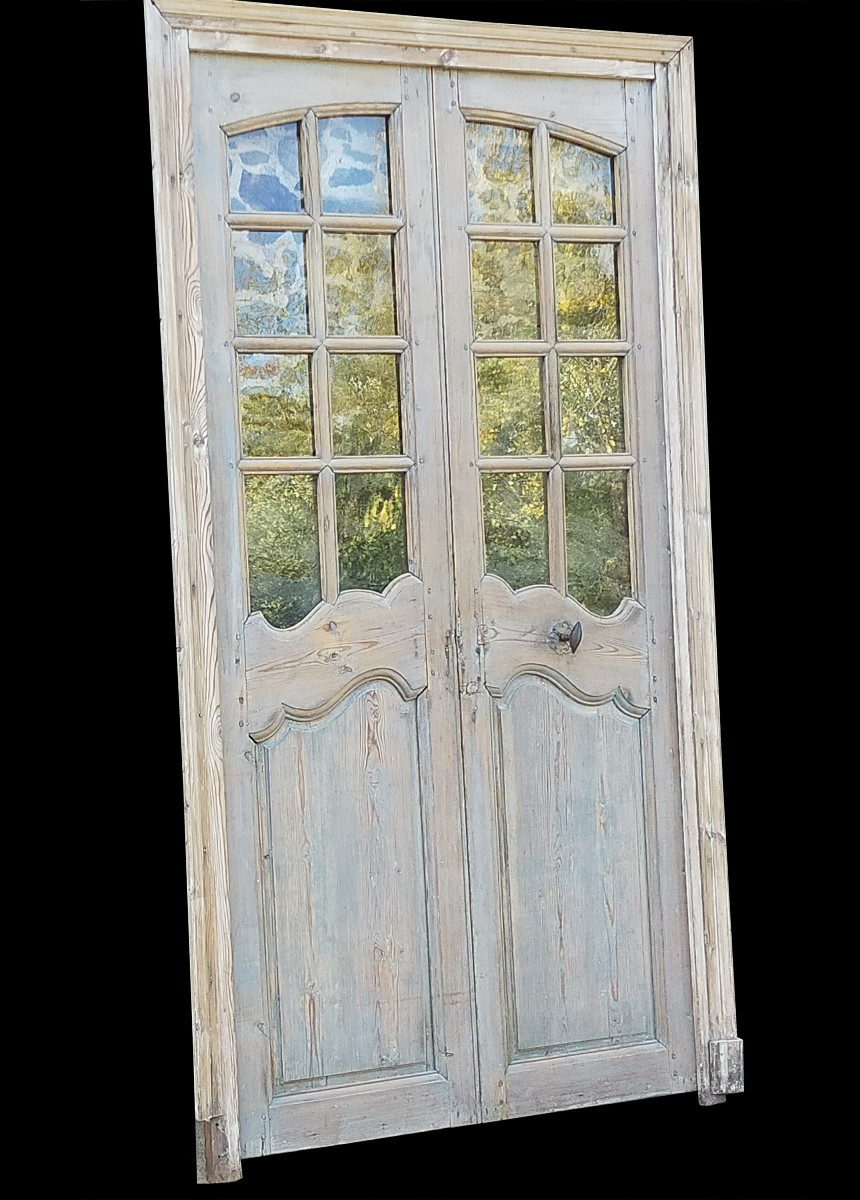 Double porte vitrée d'époque XVIIIème complète avec son cadre et ses ferronneries boiserie