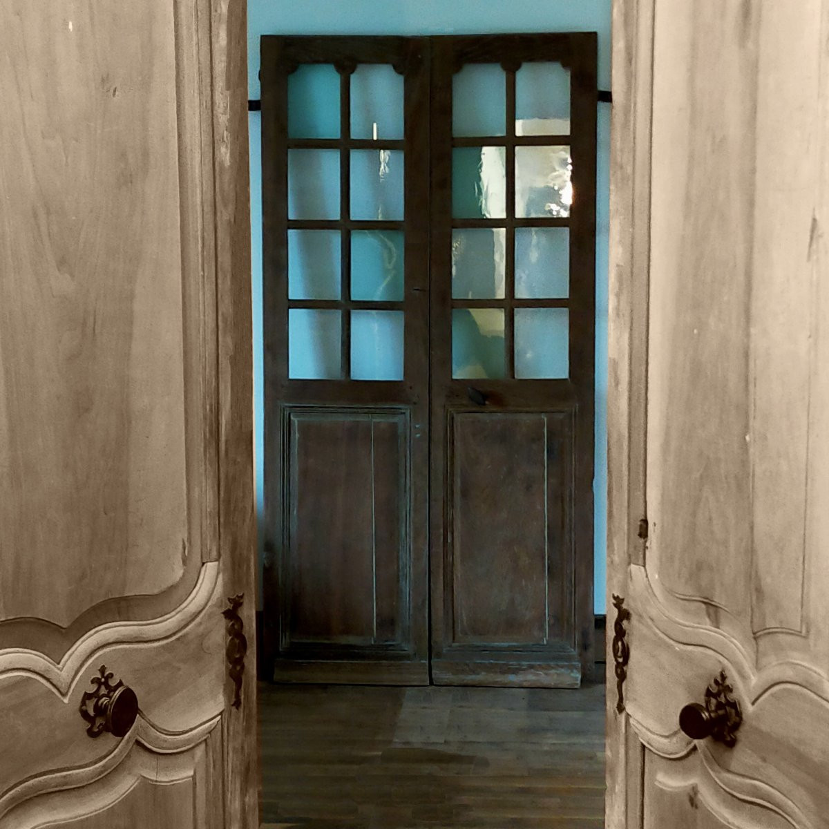 Double porte vitrée ancienne d'époque XVIIIème en chêne avec ses ferronneries d'origine 1/4-photo-2