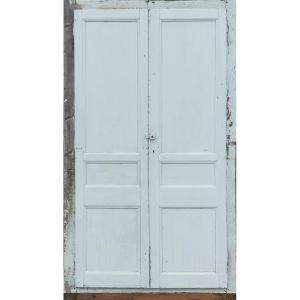 Deux doubles portes anciennes de placard avec leur cadre