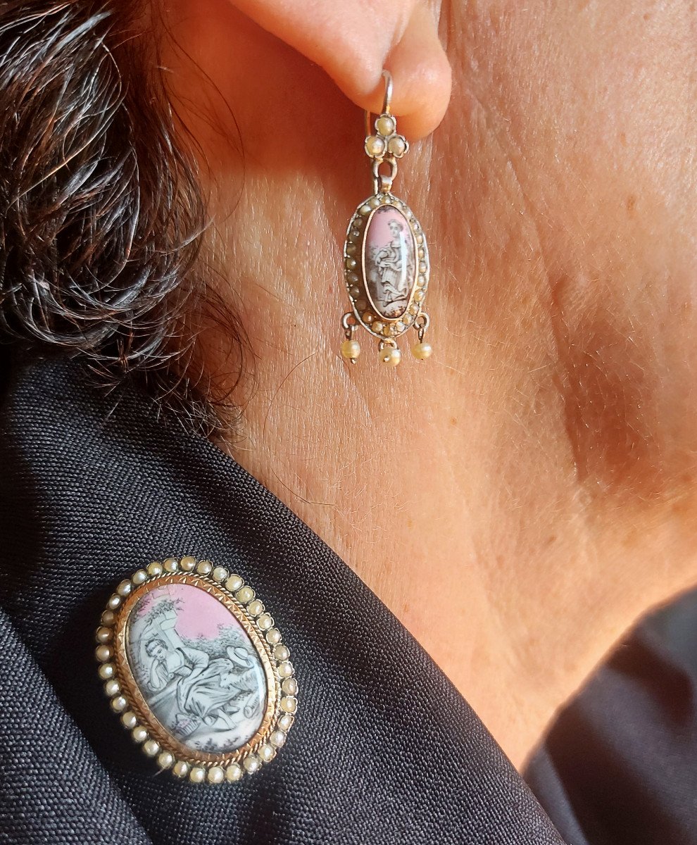 Boucles d'Oreilles & Broche en Grisaille Aux Scènes Pastorales Début 19e Siècle