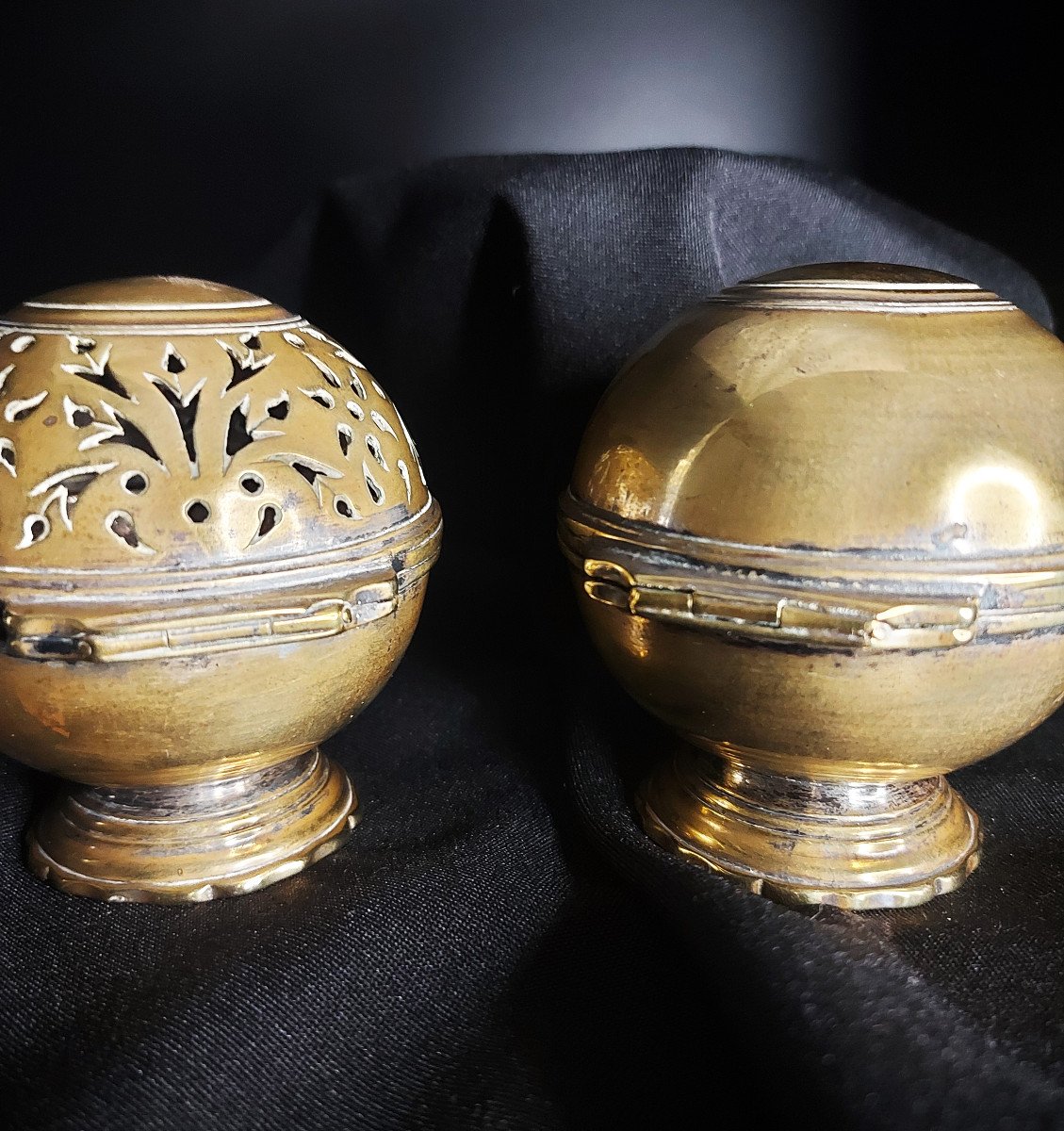 Toilette Au 18e Siècle : Boule à éponge Et Boule à Savon-photo-2