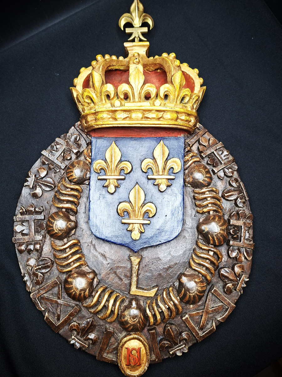 Blason Royaliste en Bois Sculpté