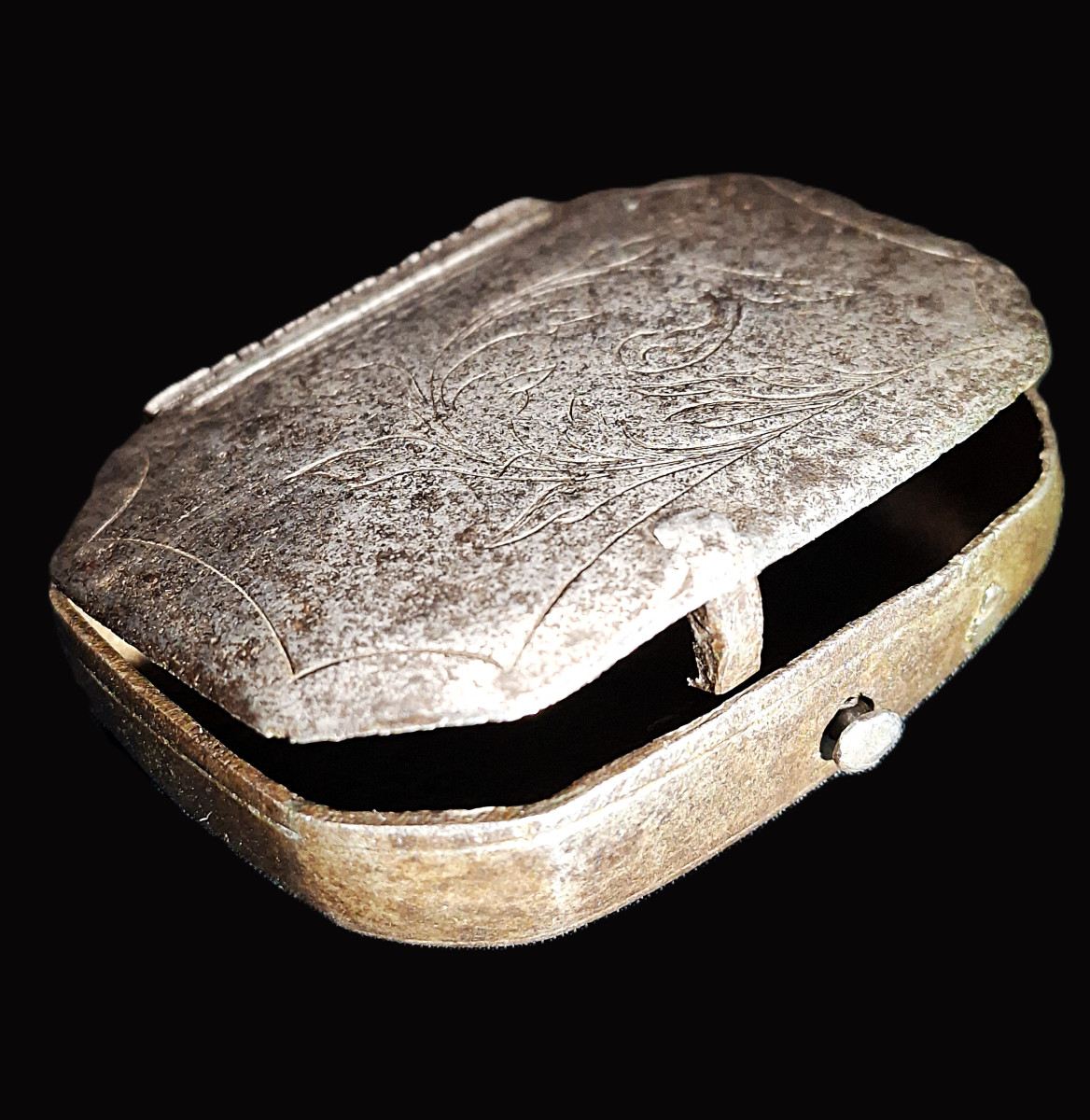 17th Century Iron Snuffbox-photo-8