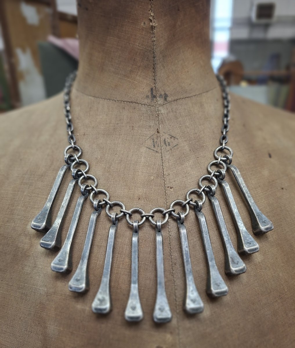 Collier brutaliste réalisé à partir de clous de la maréchalerie Mustad-photo-2