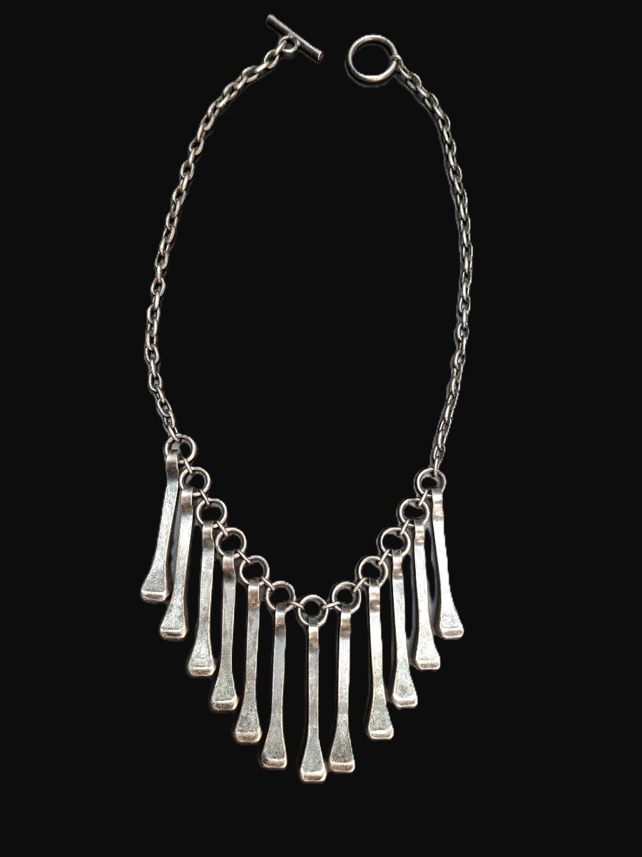 Collier brutaliste réalisé à partir de clous de la maréchalerie Mustad-photo-4